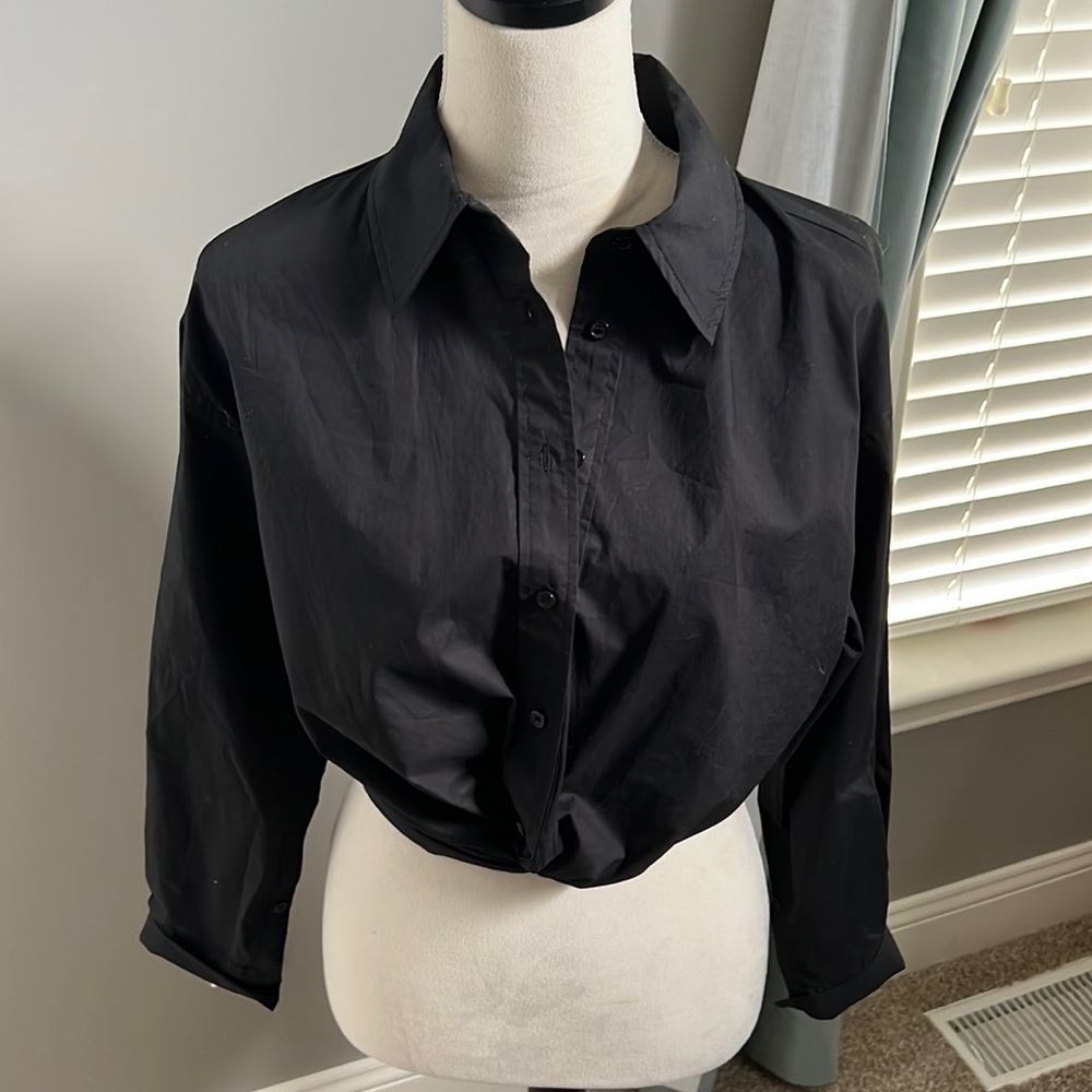 Black Gianni Bini cropped button down blouse